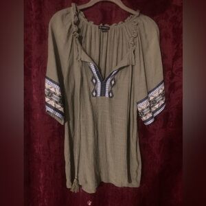 💰5/$10 New Directions Olive Blouse with Blue Embroidery